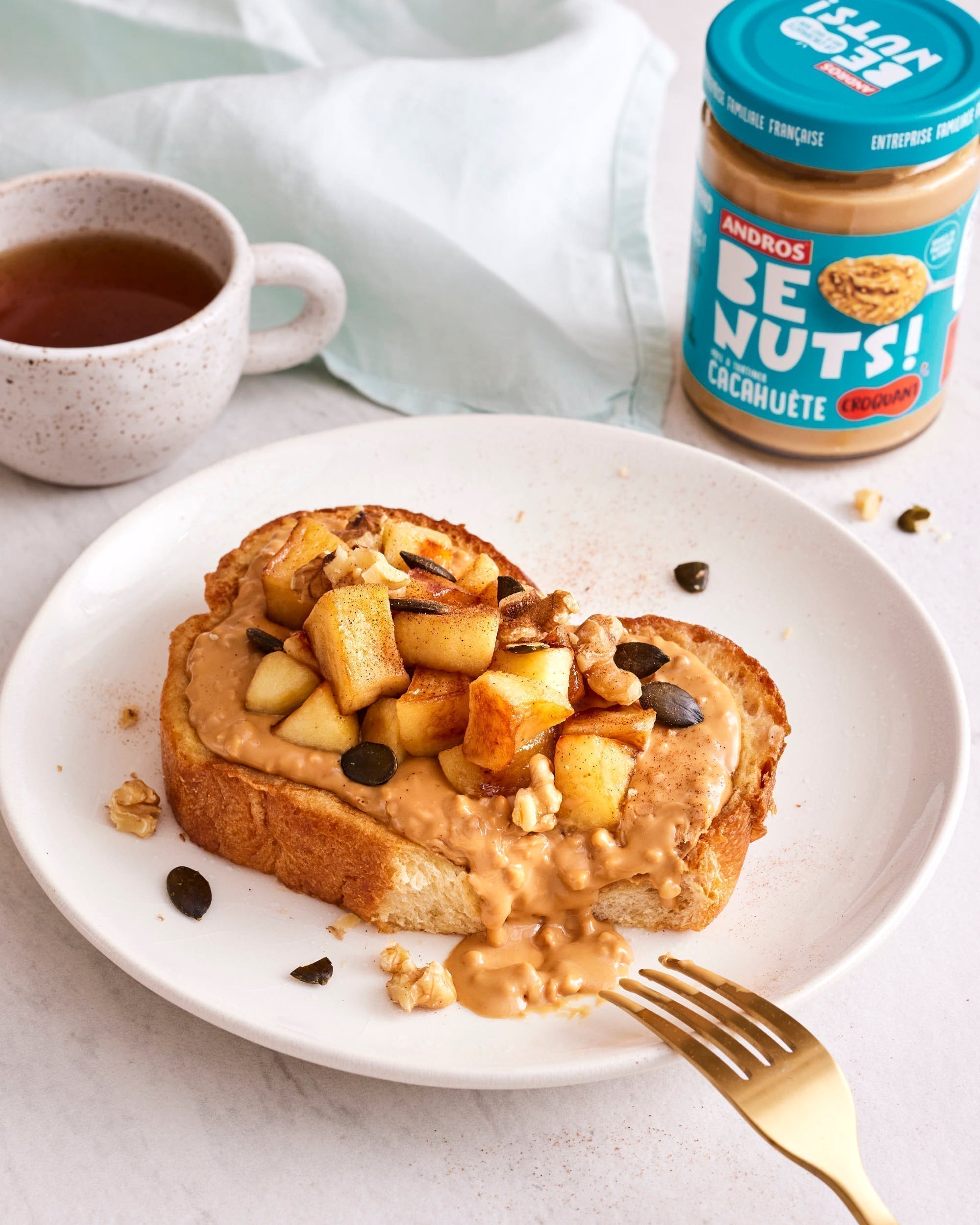 Französischer Toast mit Äpfeln und Erdnüssen